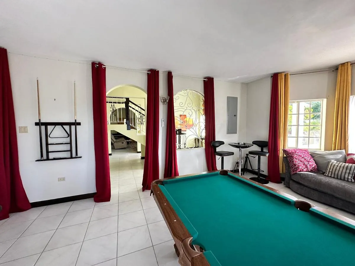 A Luxurious 4-Bedroom Private Villa With Games Room, Theatre & Modern Art Montego Bay Jamajka