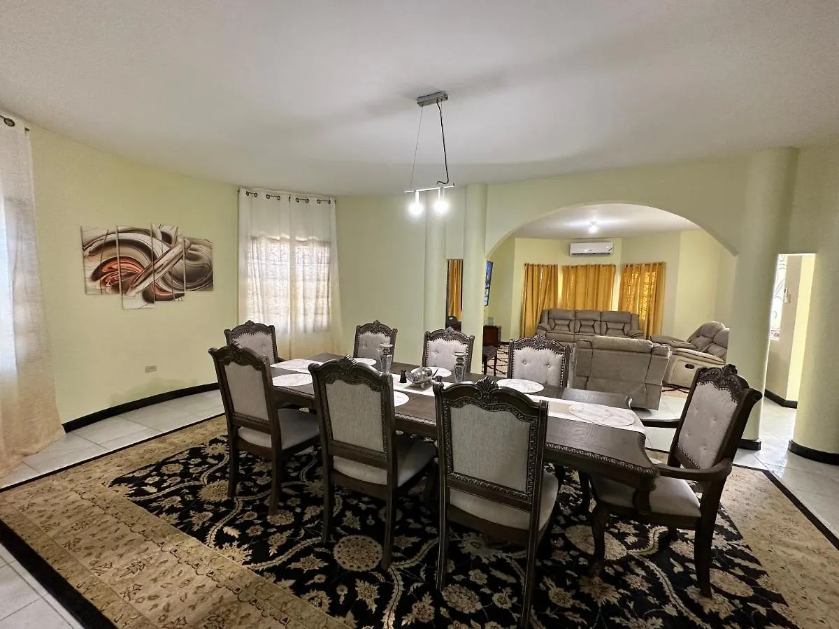 A Luxurious 4-Bedroom Private Villa With Games Room, Theatre & Modern Art Montego Bay Jamajka