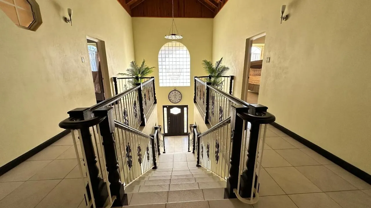 A Luxurious 4-Bedroom Private Villa With Games Room, Theatre & Modern Art Montego Bay Jamajka