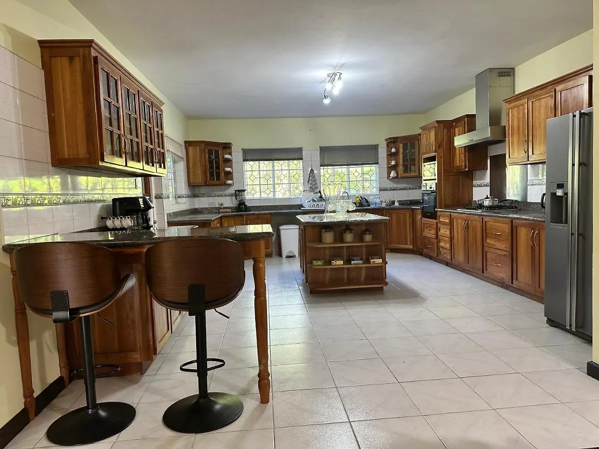 A Luxurious 4-Bedroom Private Villa With Games Room, Theatre & Modern Art Montego Bay Jamajka