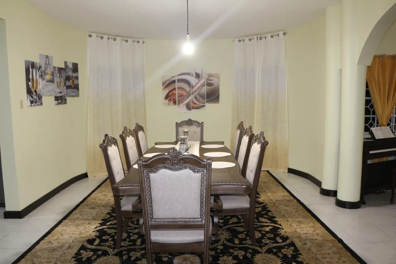 A Luxurious 4-Bedroom Private Villa With Games Room, Theatre & Modern Art Montego Bay Jamajka
