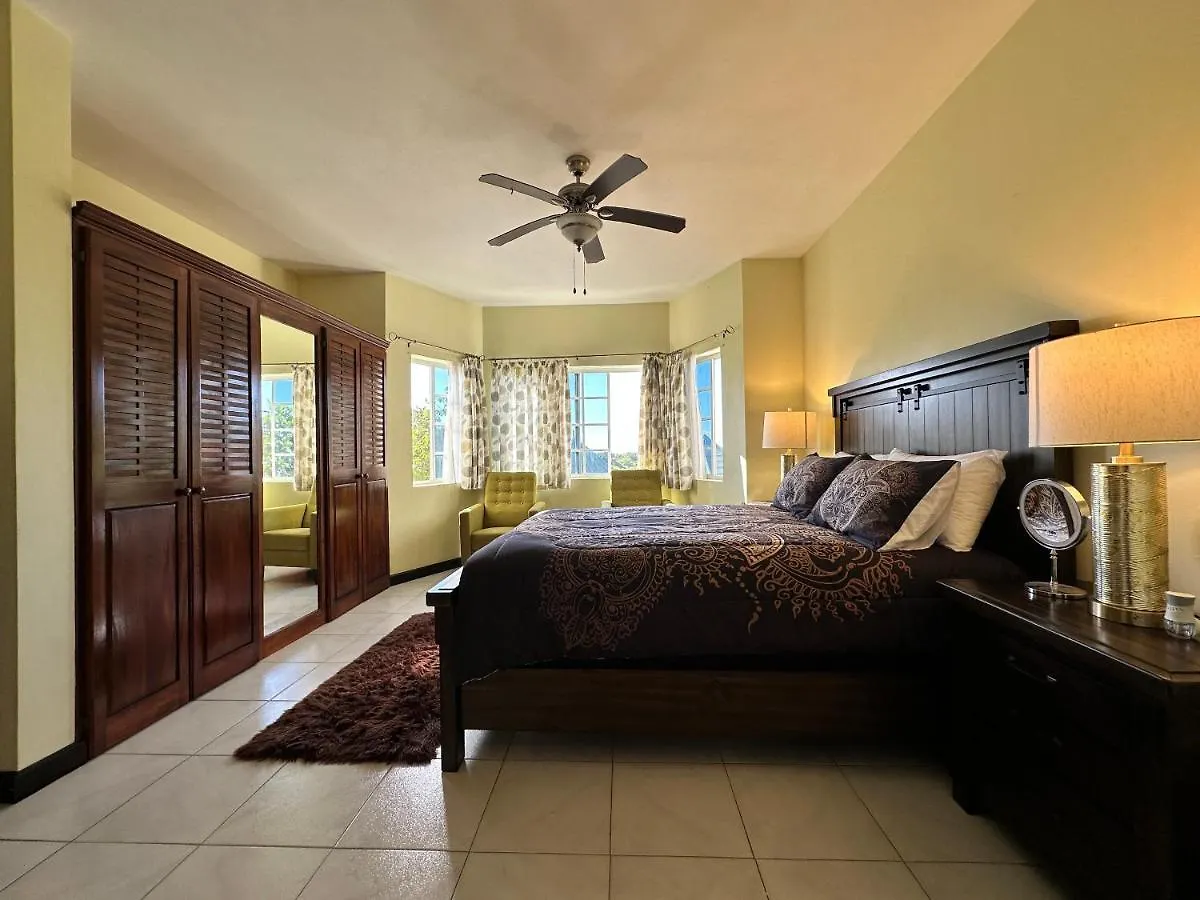 A Luxurious 4-Bedroom Private Villa With Games Room, Theatre & Modern Art 蒙特哥贝