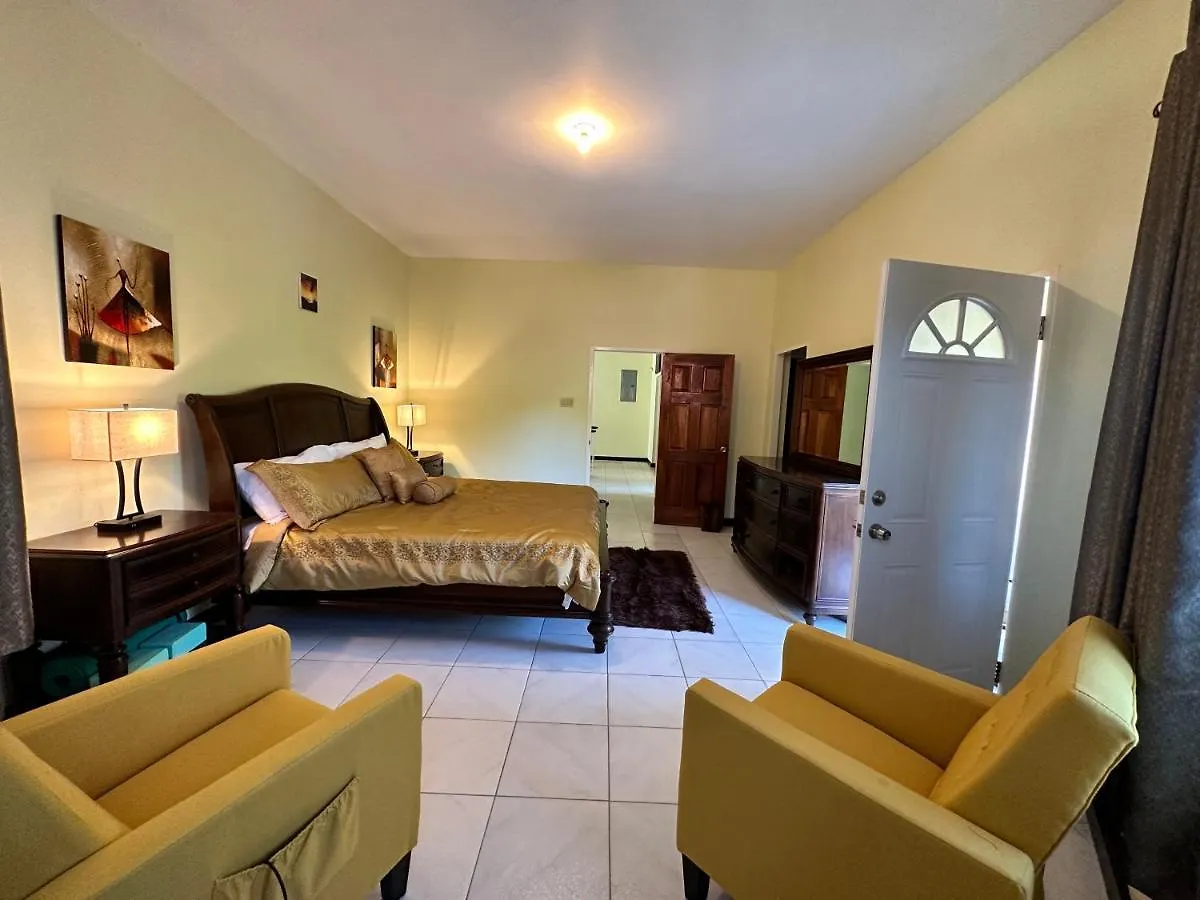 A Luxurious 4-Bedroom Private Villa With Games Room, Theatre & Modern Art 蒙特哥贝 牙买加