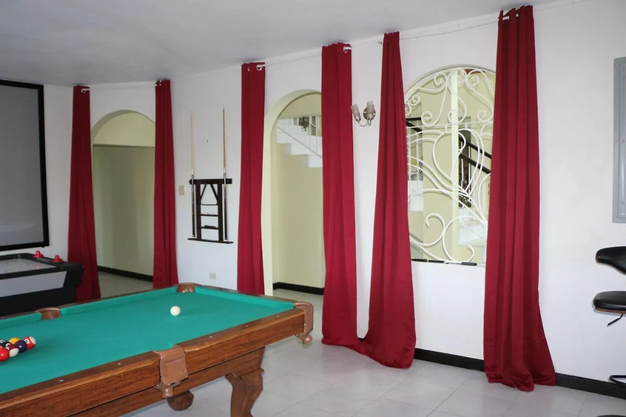 A Luxurious 4-Bedroom Private Villa With Games Room, Theatre & Modern Art 蒙特哥贝
