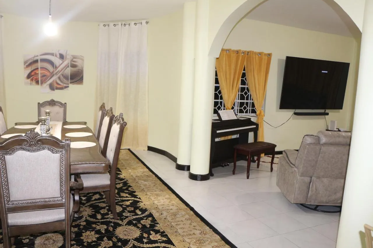 A Luxurious 4-Bedroom Private Villa With Games Room, Theatre & Modern Art 蒙特哥贝 0*,