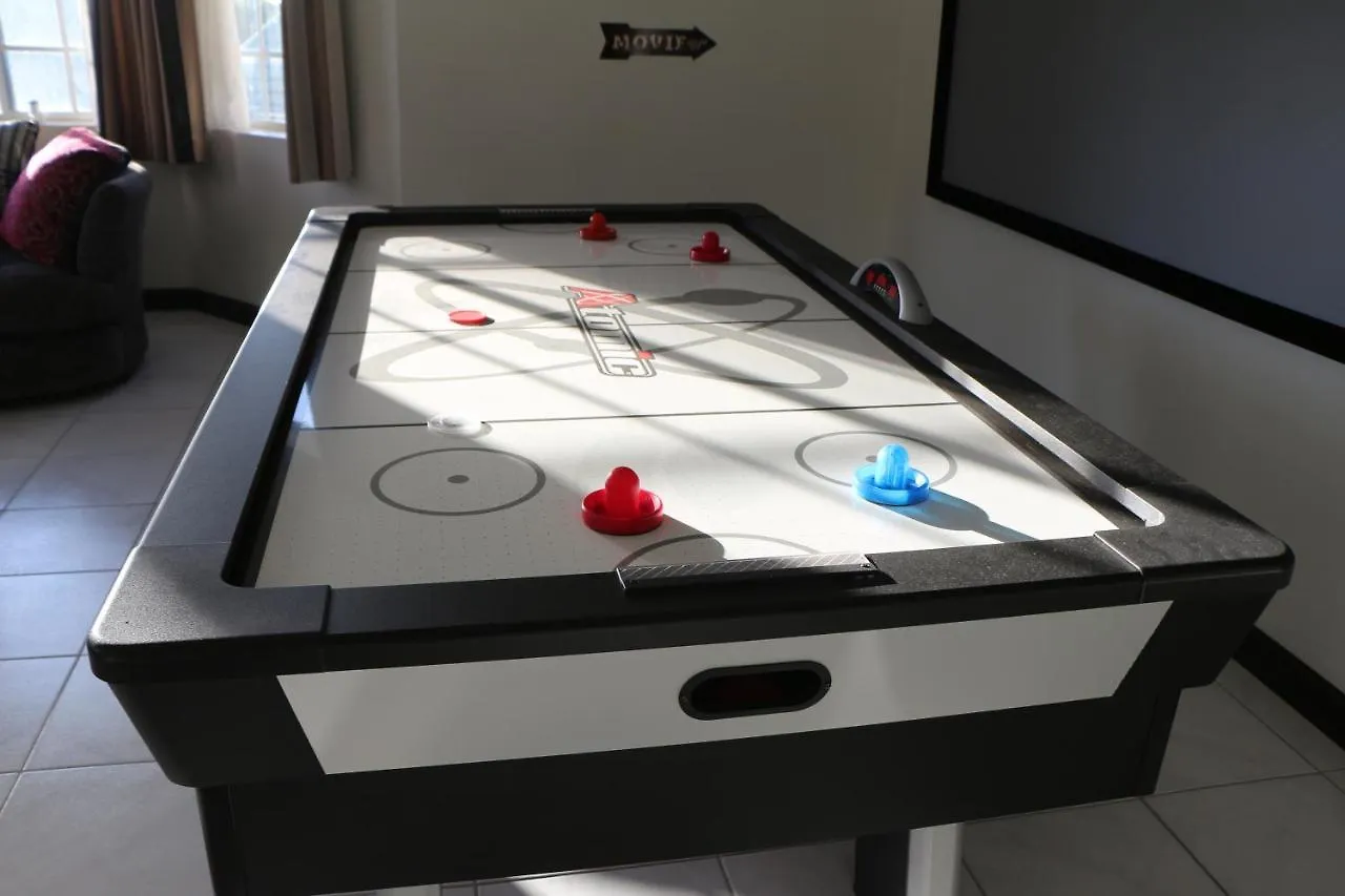 A Luxurious 4-Bedroom Private Villa With Games Room, Theatre & Modern Art 蒙特哥贝 0*,  牙买加